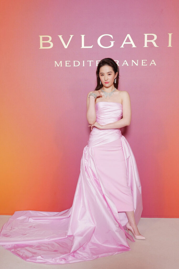 หลิวอี้เฟย นักแสดงชาวจีนสวมเดรสเกาะอกสีชมพูจาก Carolina Herrera Pre-Fall 2023