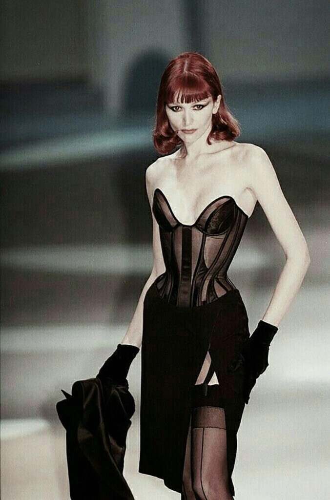 Carla Bruni ในคอร์เซตจาก Thierry Mugler คอลเล็กชั่น Fall 1998