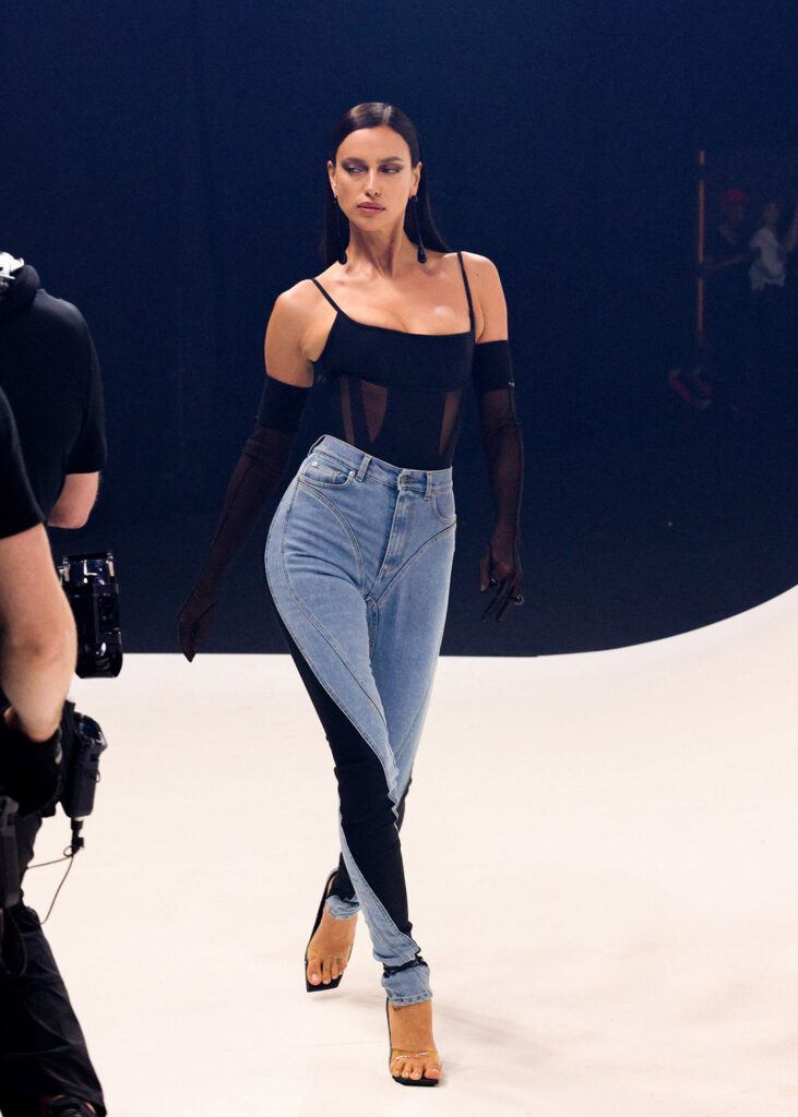 Irina Shayk ในคอร์เซตจาก Mugler x H&M ปี 2023